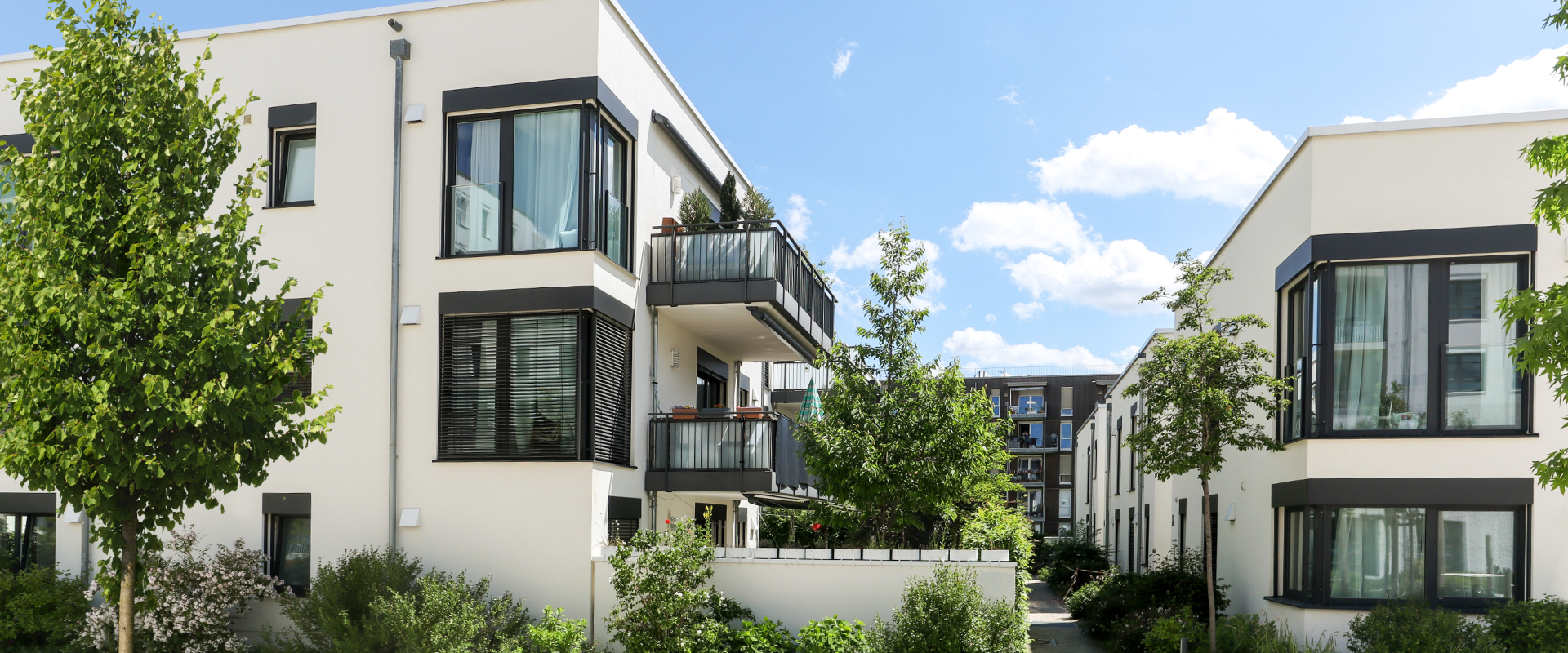 Moderne Stadthäuser mit begrünten Vorgärten