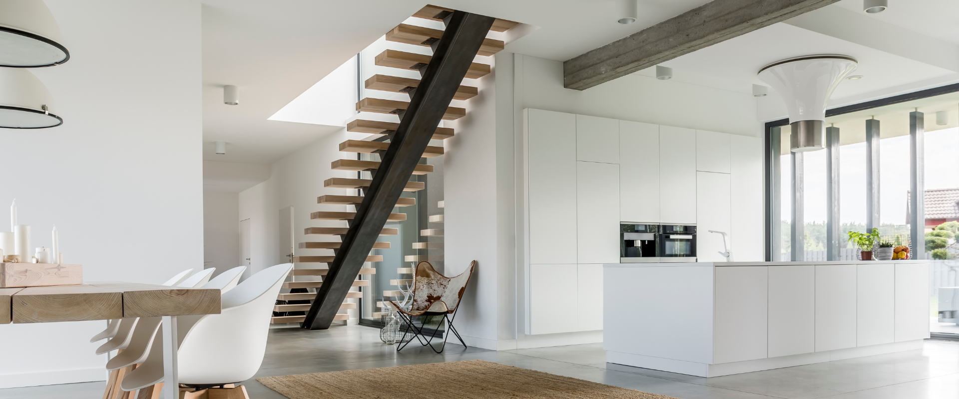 Heller Wohnraum mit offener Küche und Treppe