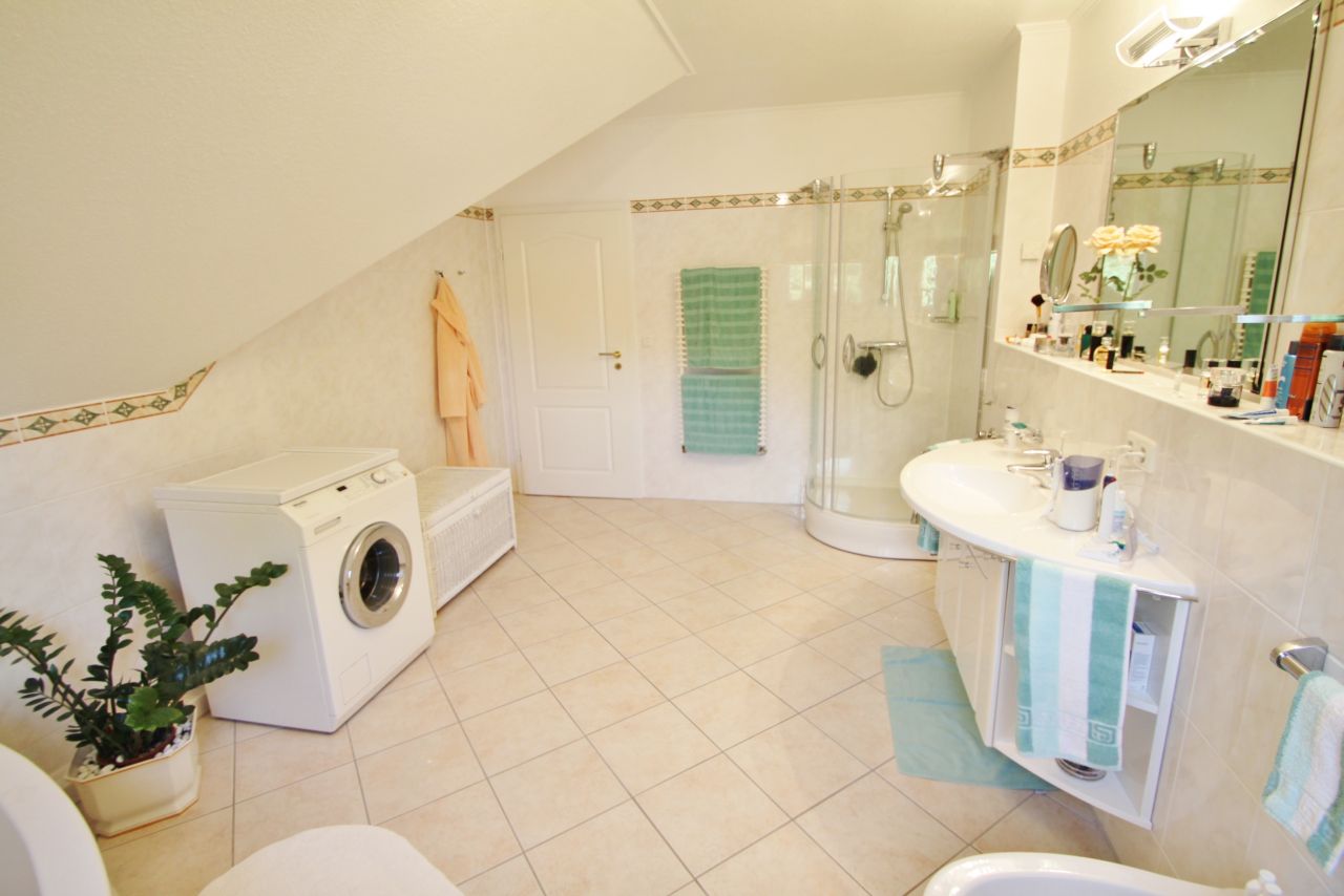 Luxuriöse Eigentumswohnung im Herzen einer eleganten Villa (005a)