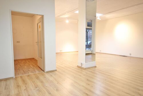 Modernes Loft mit großzügiger Raumgestaltung und hochwertigen Ausstattungsdetails (010a)