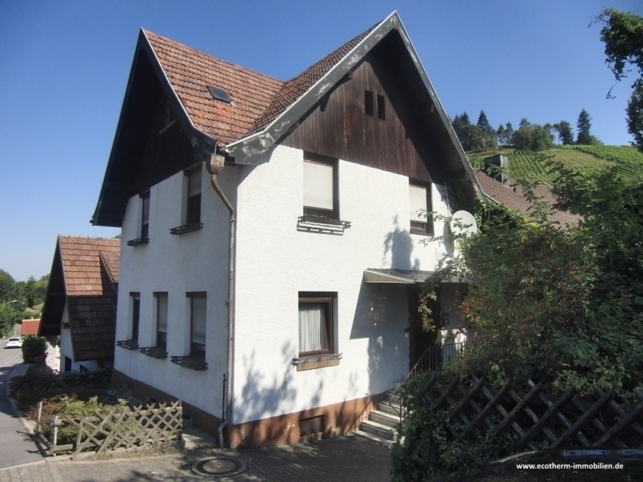 Ein- bis Zweifamilienhaus mit beeindruckend großem Grundstück in Bühl-Neusatz (EZFH, Ecotherm) — Straßenseite